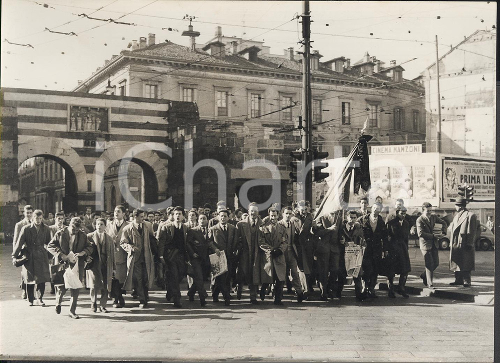 Fotografia d epoca originale 1956 MILANO via MANZONI  Manifestazione studenti pro Rivoluzione Ungherese FOTO 1