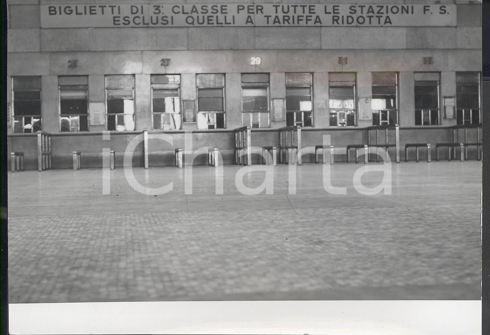 Fotografia d epoca originale 1953 MILANO Stazione Centrale  Biglietteria deserta per Sciopero Generale Foto 1