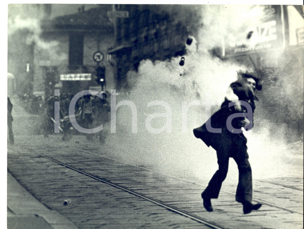 Fotografia d epoca originale 1972 ANNI DI PIOMBO MILANO Violenti scontri tra polizia ed estrema sinistra FOTO 1