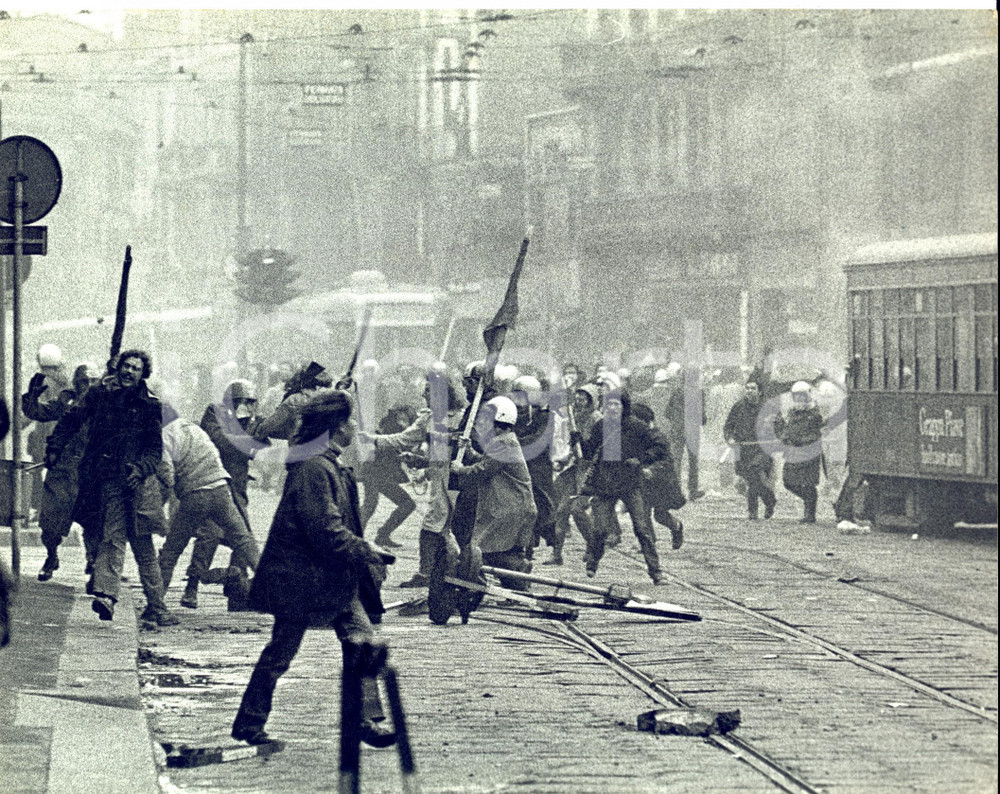 Fotografia d epoca originale 1972 ANNI DI PIOMBO MILANO via Broletto  Guerriglia tra polizia ed estremisti 1