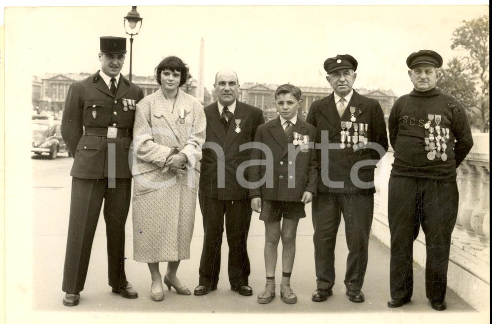 Fotografia d epoca originale 1957 PARIS Sauveteurs de la mer Ã  l honneur  Claude CAMPET Danielle LE TELLIER 1