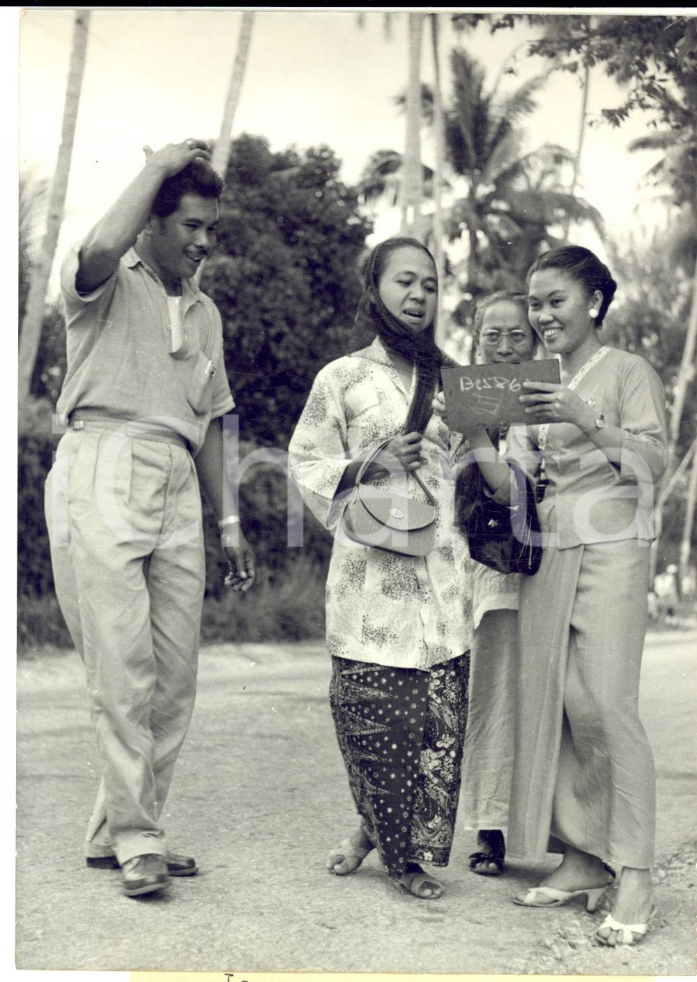 Fotografia d epoca originale 1959 KUALA LUMPUR MALESIA Prime elezioni   Giovane agente elettorale donna 1