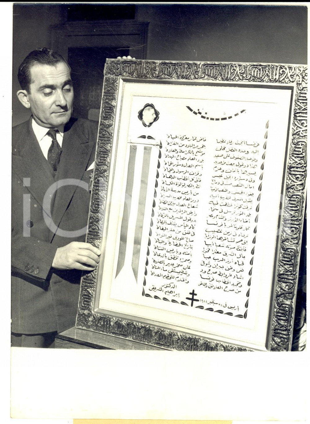 Fotografia d epoca originale 1959 PARIS Le dr. CHREKI avec le poÃ¨me arabe en hommage Ã  DE GAULLE Photo 13x18 1