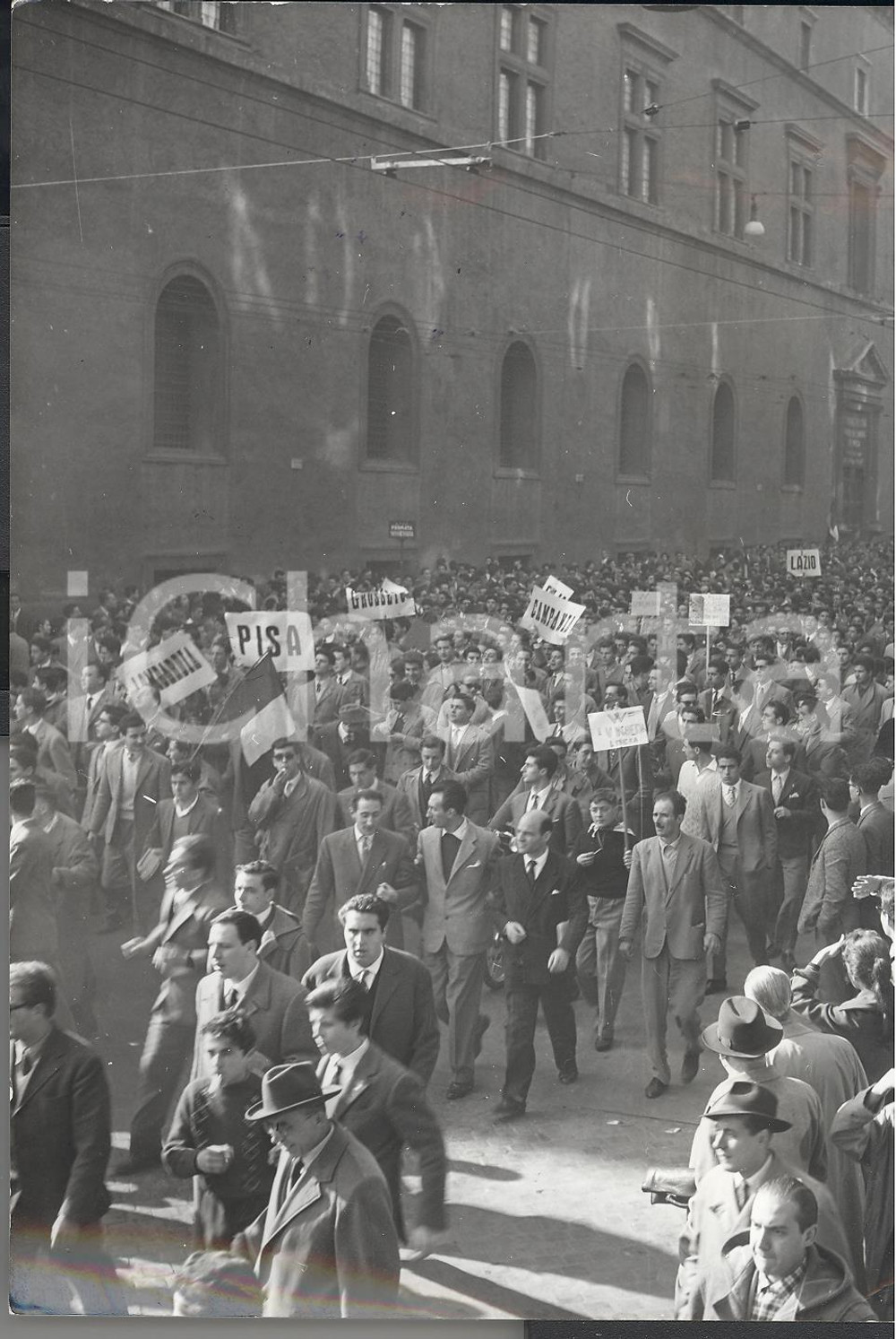 Fotografia d epoca originale 1956 ROMA Manifestazione studentesca a sostegno della Rivoluzione Ungherese 1