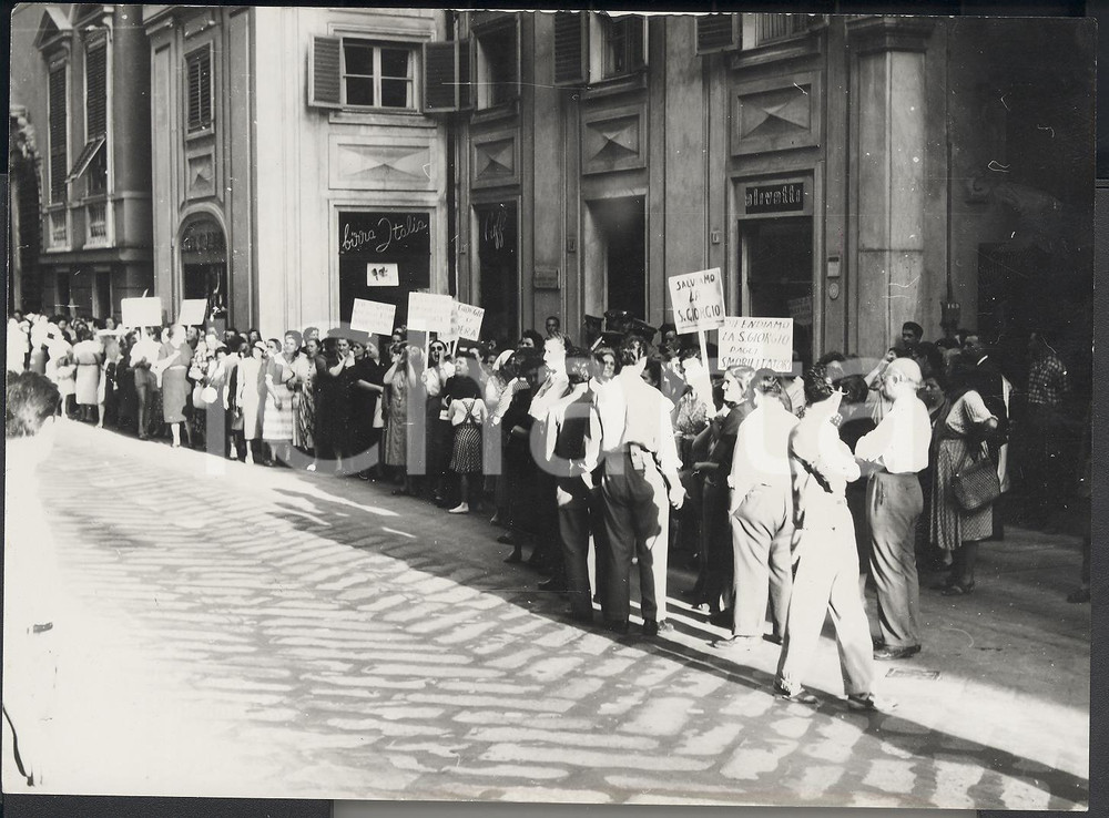 Fotografia d epoca originale 1954 GENOVA Operai della San Giorgio protestano davanti al Municipio Foto 18x13 1