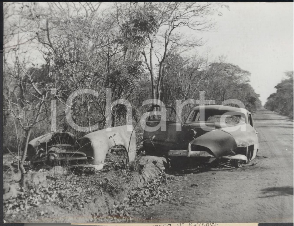 Fotografia d epoca originale 1960 KATANGA / CONGO Auto rubata e incendiata dai Baluba  Foto 18x13 cm 1