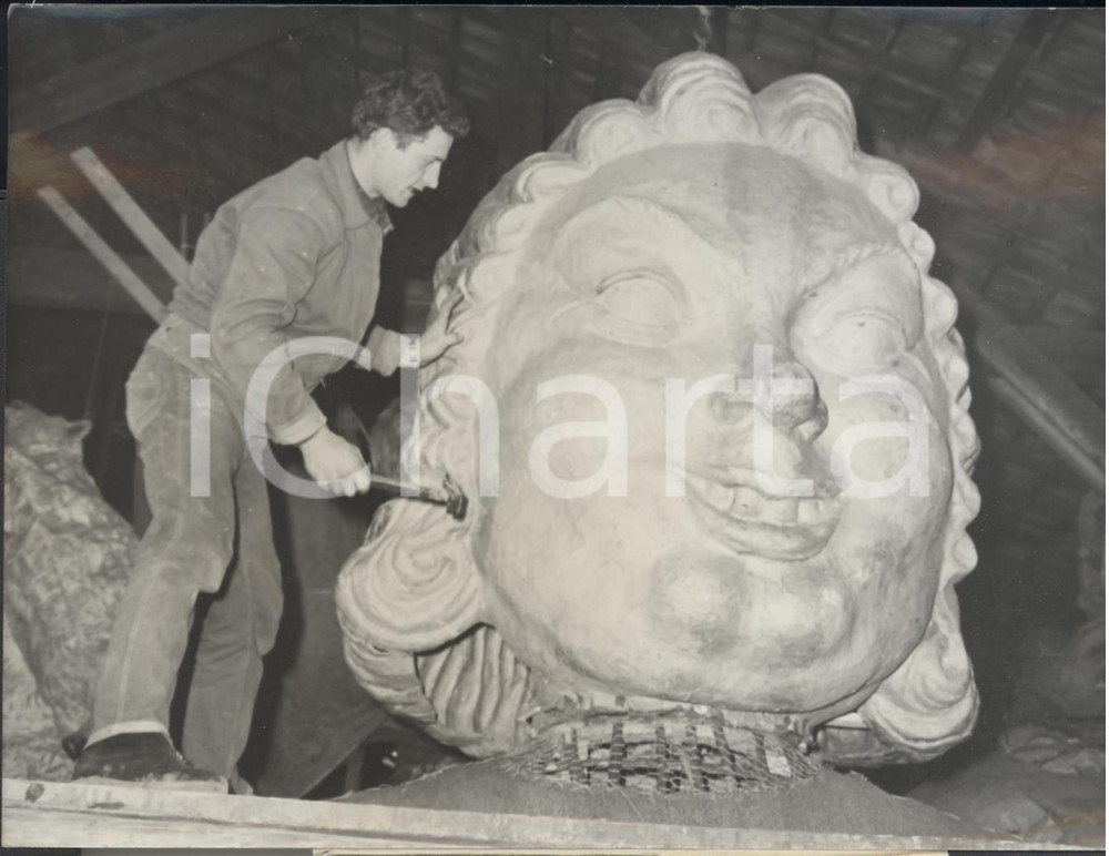 Fotografia d epoca originale 1959 NICE CARNAVAL Retouches Ã  une tÃªte  de carton pour les chars  Photo 1