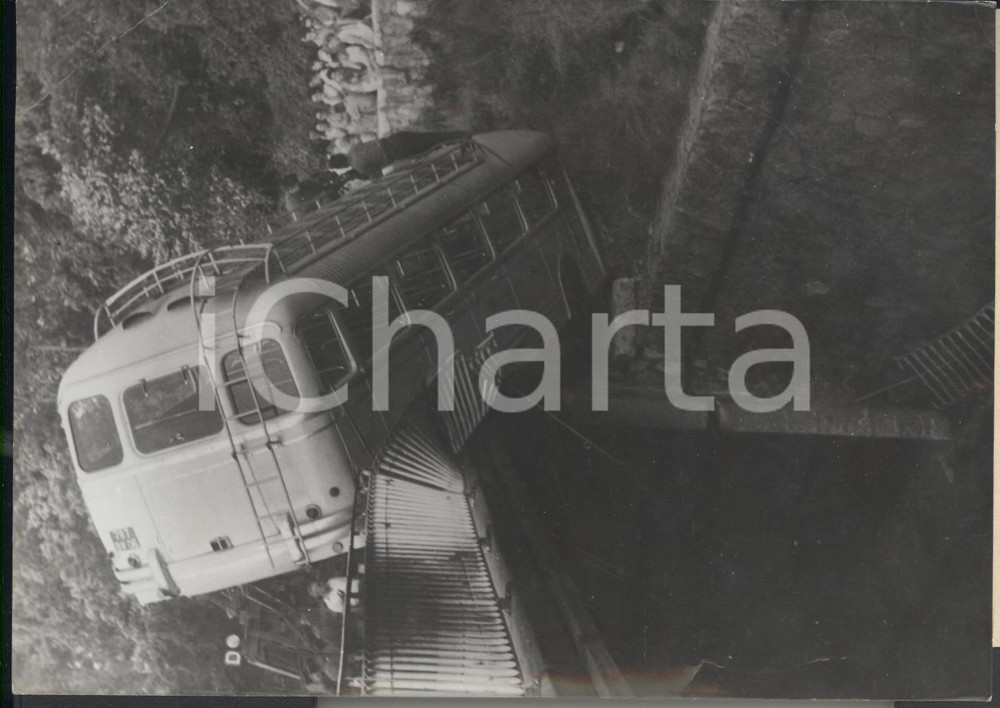 Fotografia d epoca originale 1957 CANNES Accident d un car suspendu sur un pont  Photo 18x13 cm 1