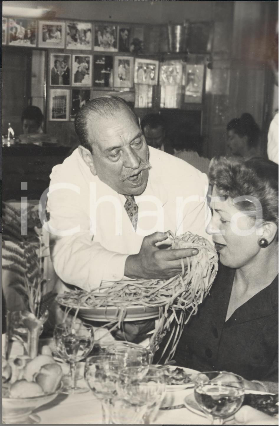 Fotografia d epoca originale 1955 ca ROMA Ristorante ALFREDO ALLA SCROFA  Il re delle fettuccine Foto 1