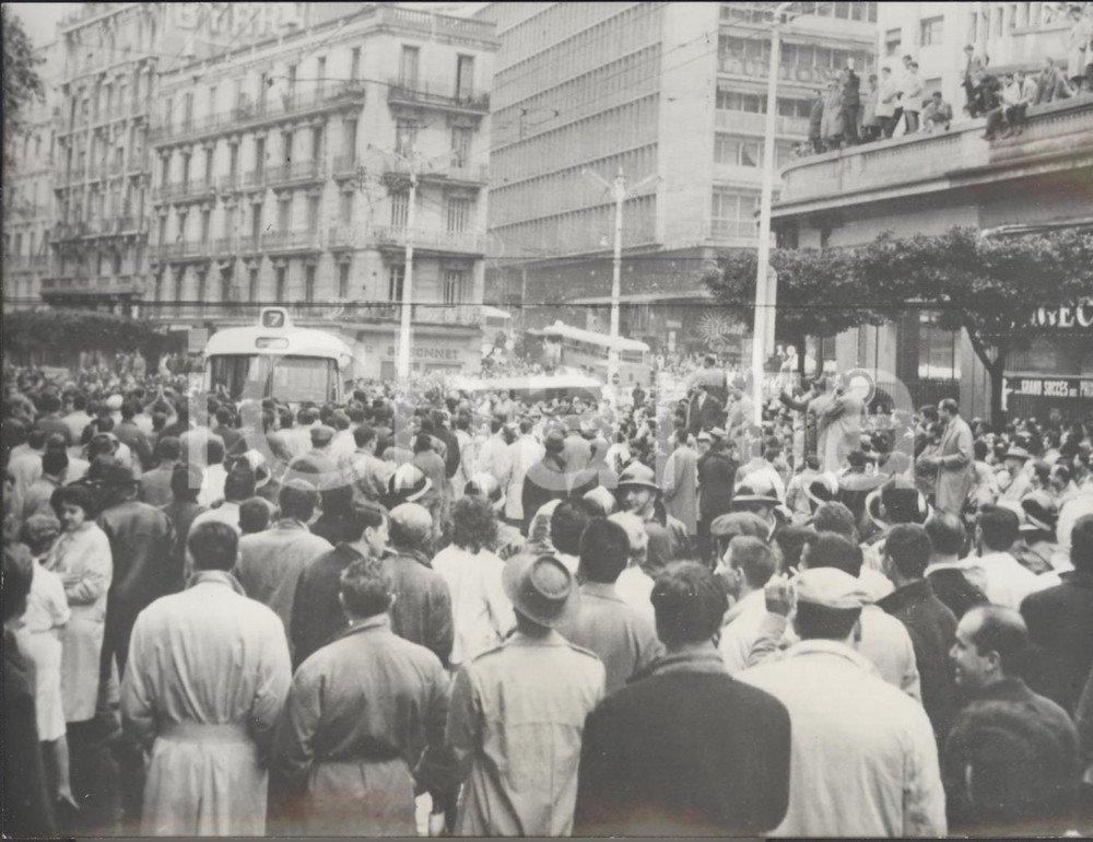 Fotografia d epoca originale 1960 ALGER Manifestants groupÃ©s dans une rue du centre ville  Photo 18x13 1