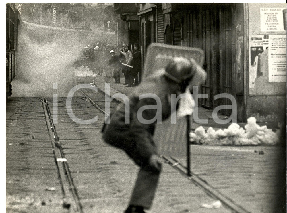 Fotografia d epoca originale 1972 ANNI DI PIOMBO MILANO via Mercato  Guerriglia tra polizia ed estremisti 1