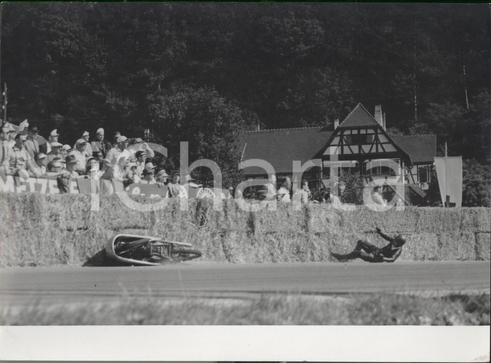 Fotografia d epoca originale 1952 MOTOCICLISMO GP di STOCCARDA Caduta di Angelo COPETA  Foto 18x13 cm 1