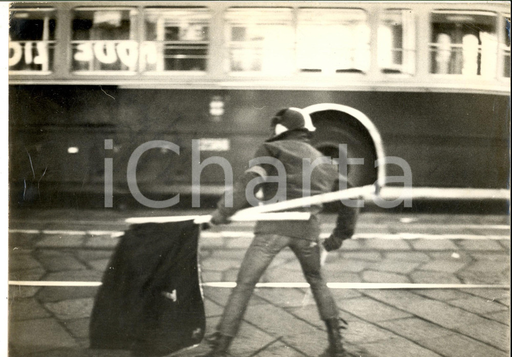 Fotografia d epoca originale 1970 ANNI DI PIOMBO MILANO Anarchico durante la guerriglia contro la polizia 1