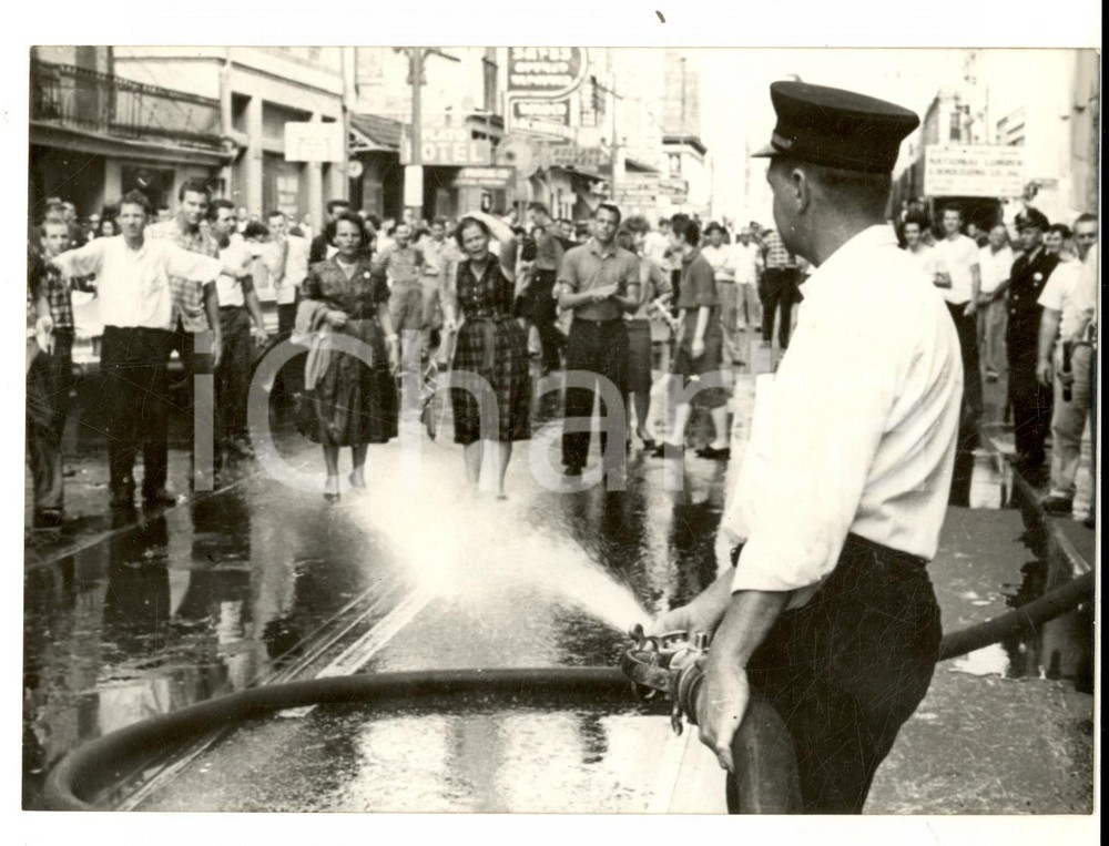 Fotografia d epoca originale 1960 NEW ORLEANS Manifestazione razzista contro i neri  Pompieri in azione FOTO 1