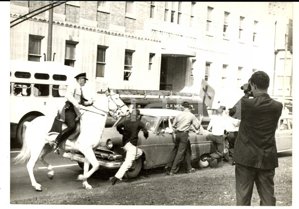 Fotografia d epoca originale 1960 NEW ORLEANS Polizia a cavallo in azione durante una manifestazione razzista 1