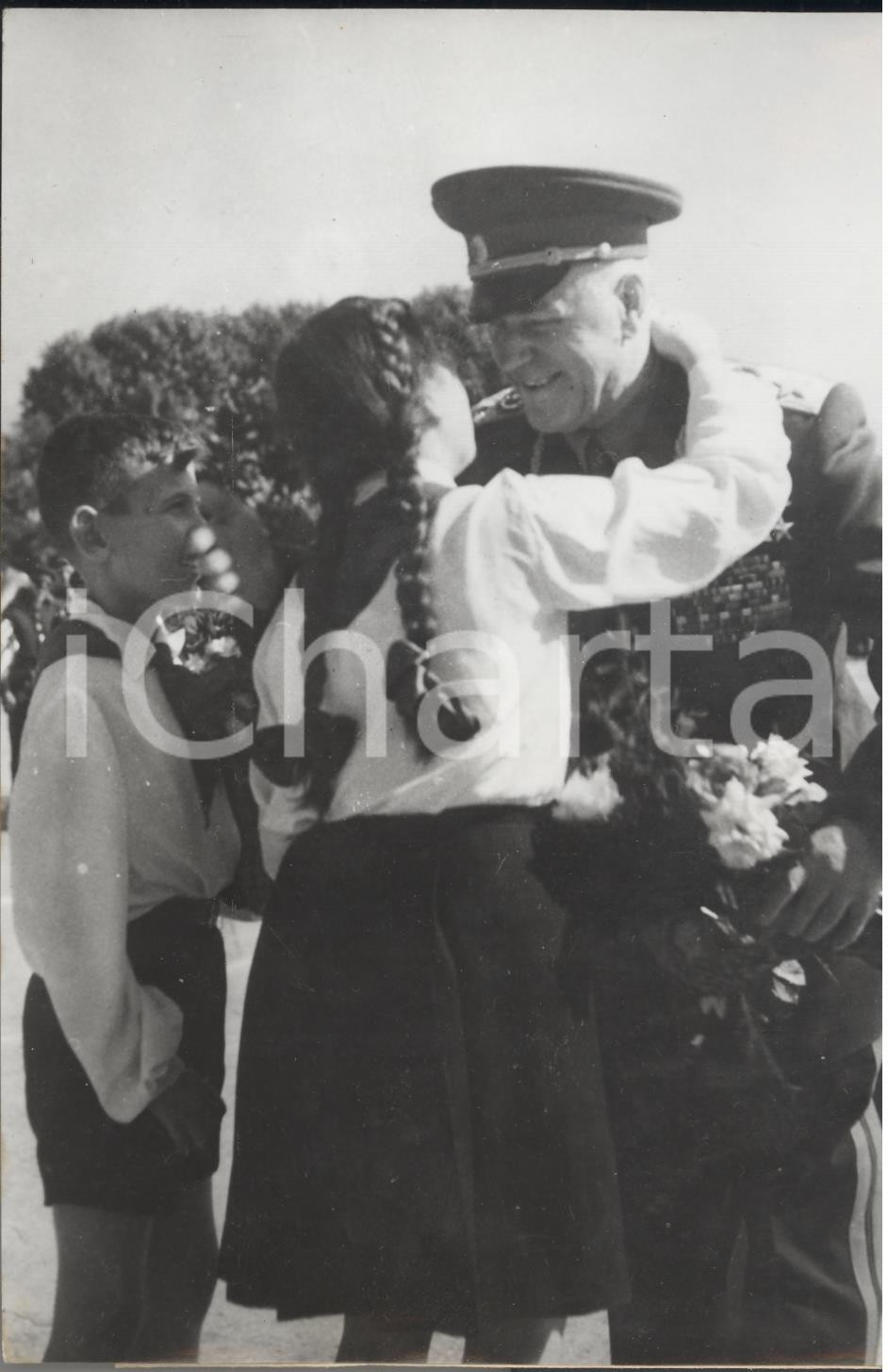 Fotografia d epoca originale 1957 TIRANA ALBANIA Maresciallo Georgij ZUKOV accolto da una bambina  Foto 1