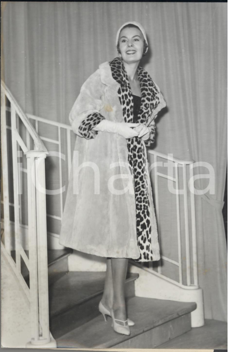 Fotografia d epoca originale 1959 PARIS Fourrures  CrÃ©ation LA REINE D ANGLETERRE  Manteau PARISLONDRES 1