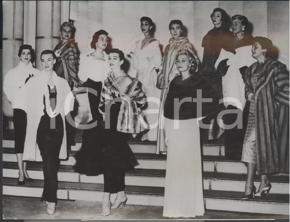 Fotografia d epoca originale 1955 CASINO DE DEAUVILLE Nuit de la Fourrure  Les mannequins Photo 18x13 1