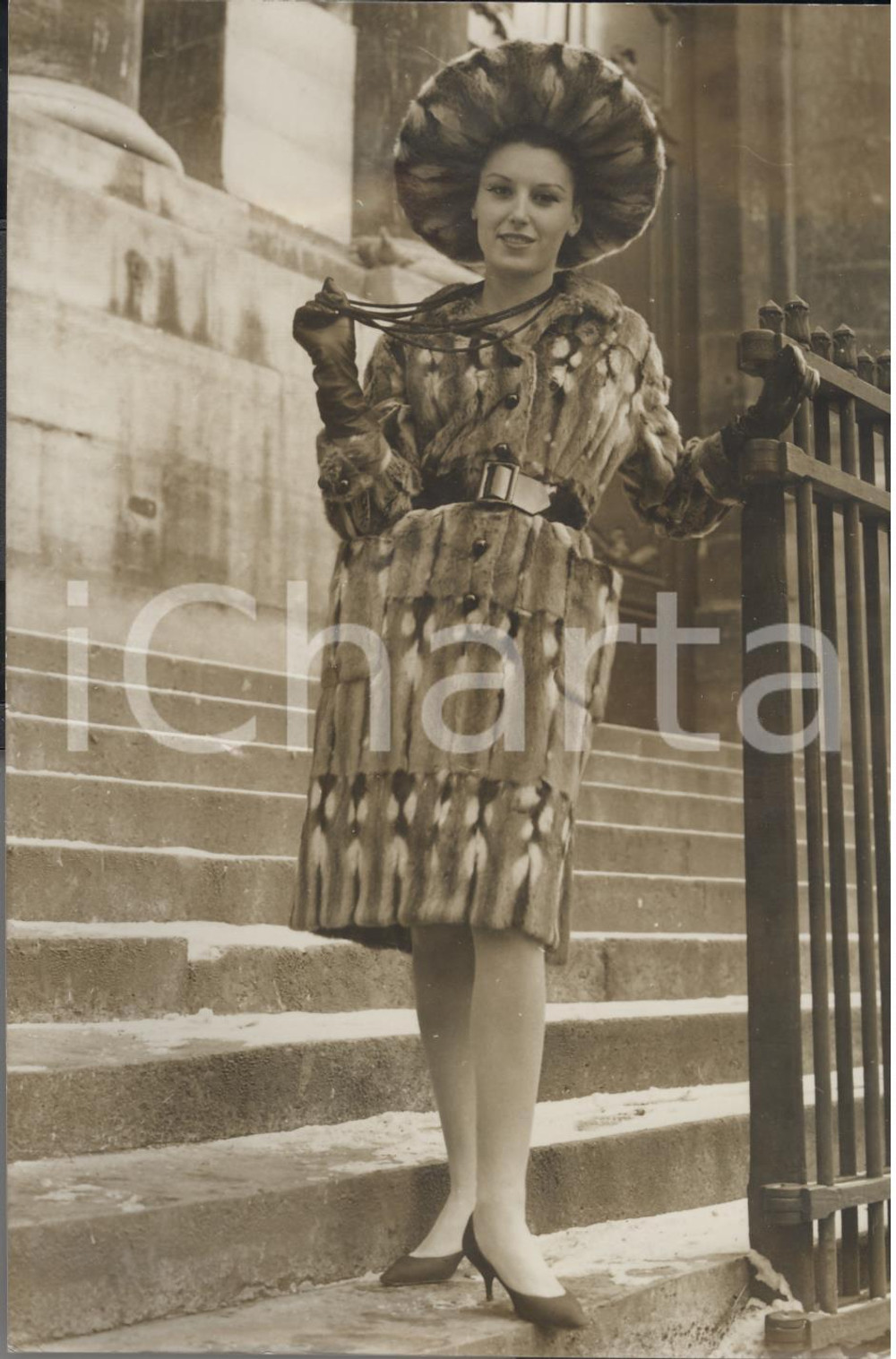 Fotografia d epoca originale 1963 PARIS MODE Fourrures CHOMBERT  Chapeau de planteur en hamster Photo 1