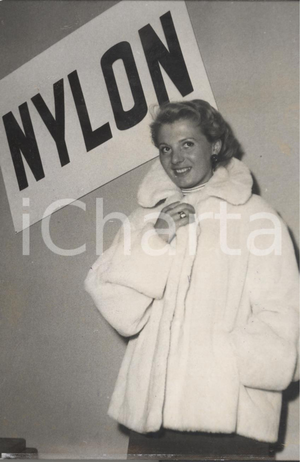 Fotografia d epoca originale 1953 PARIS Salon de la Chimie  La nouvelle fourrure de nylon Photo 13x18 cm 1