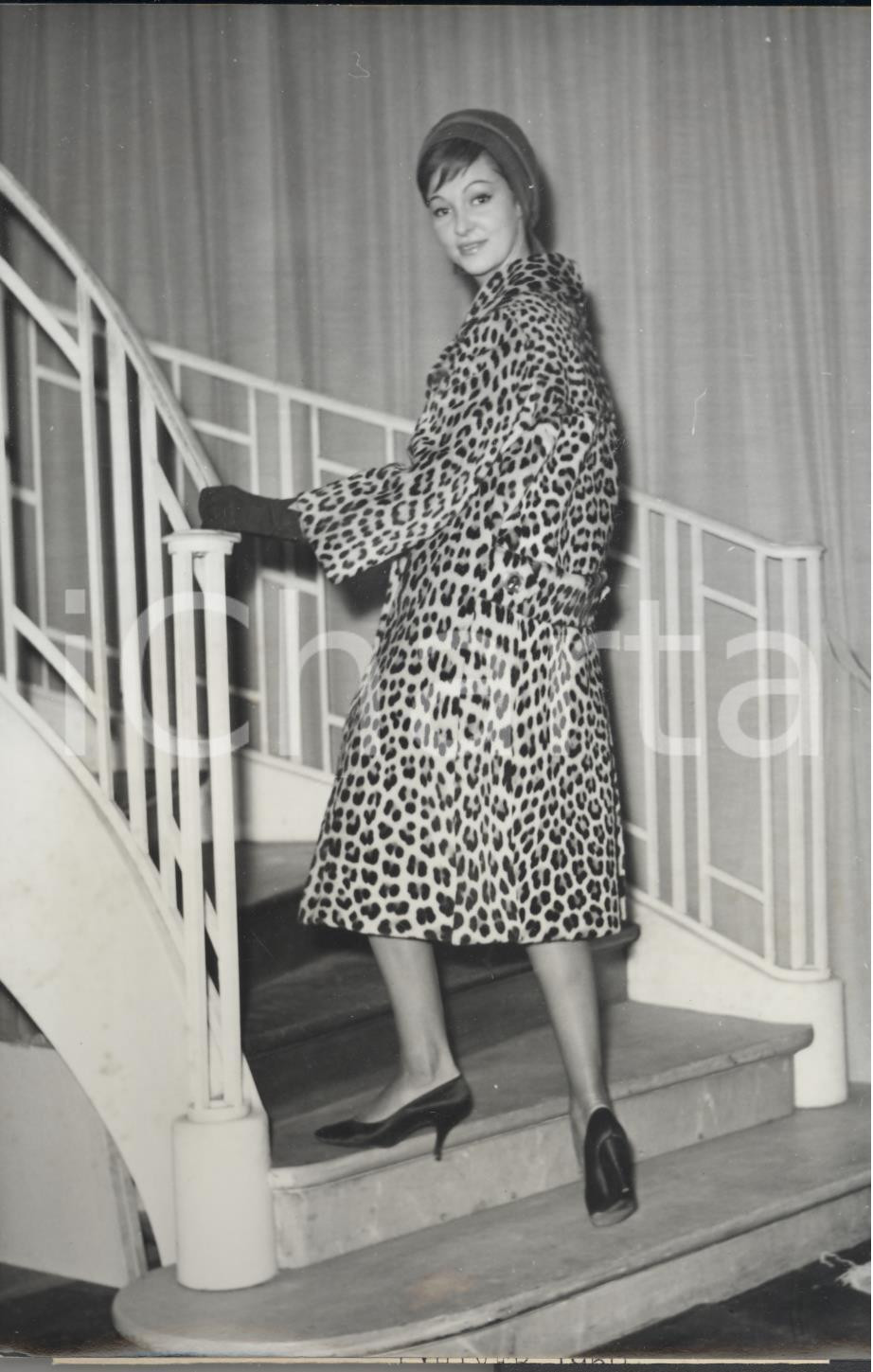 Fotografia d epoca originale 1959 PARIS MODE Fourrures  Manteau de panthÃ¨re ARIOSO avec martingale Photo 1