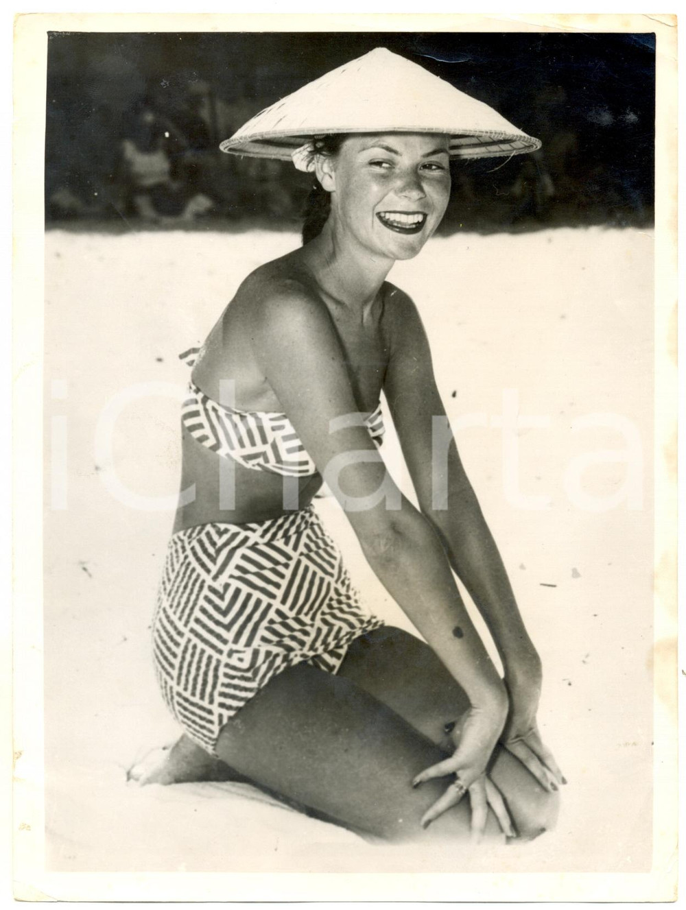 Fotografia d epoca originale 1959 FASHION Australian Valerie MAY wearing a coolie hat Photo 13x18 cm 1