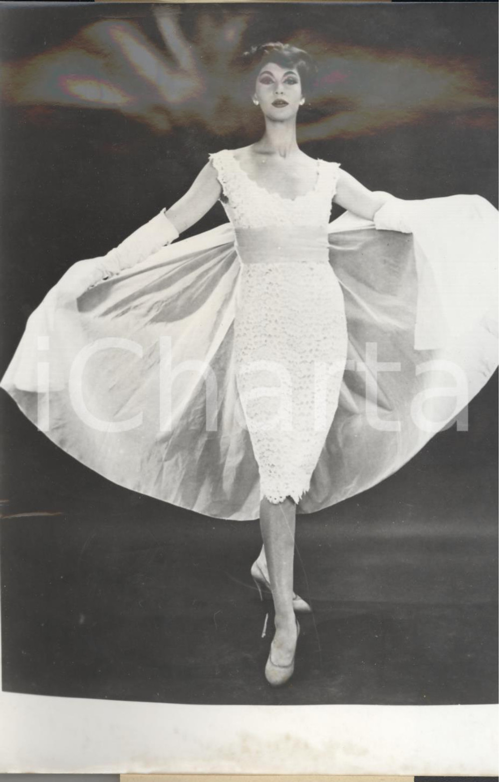 Fotografia d epoca originale 1958 PARIS MODE Printemps  Robe chauvesouris fourreau de dentelle blanche 1