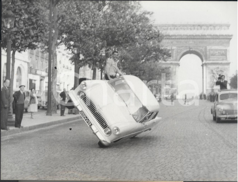 Fotografia d epoca originale 1959 PARIS CHAMPSELYSEES Acrobata Jean SUNNY sul set di un documentario Foto 1
