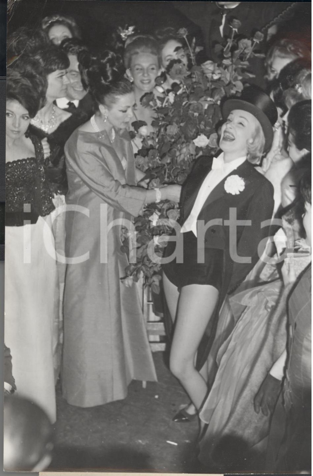 Fotografia d epoca originale 1962 PARIS OLYMPIA Marlene DIETRICH riceve rose da LUCKY dopo uno spettacolo 1