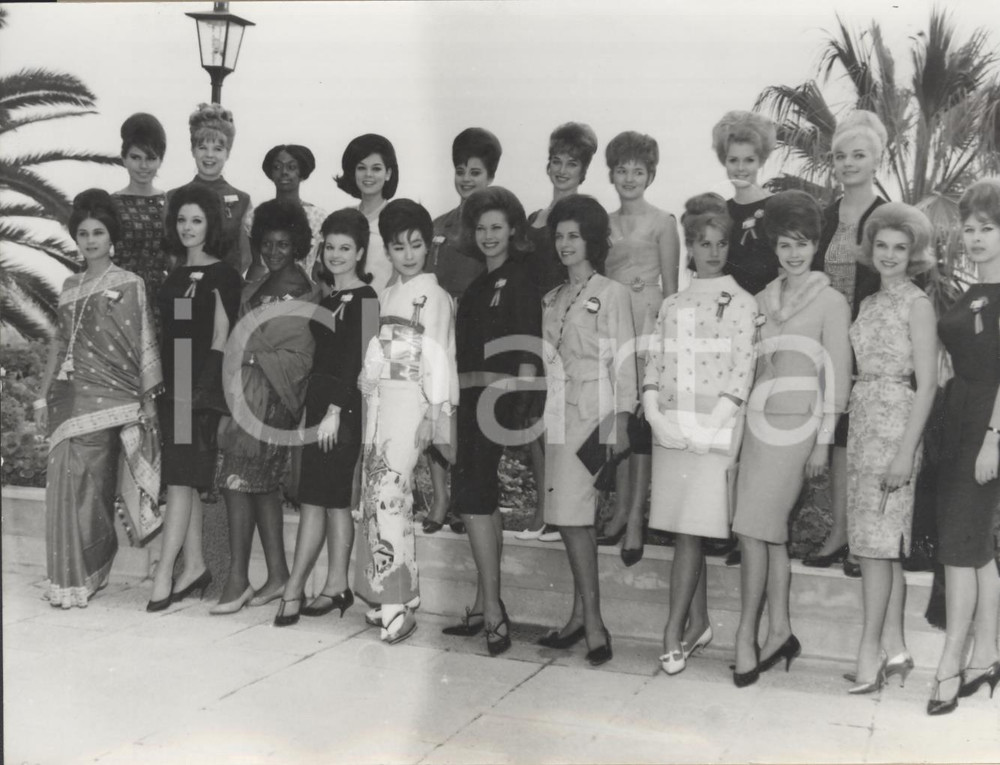 Fotografia d epoca originale 1963 PALMA DI MAIORCA Miss Nazioni Unite  Un gruppo di concorrenti Foto 18x13 1