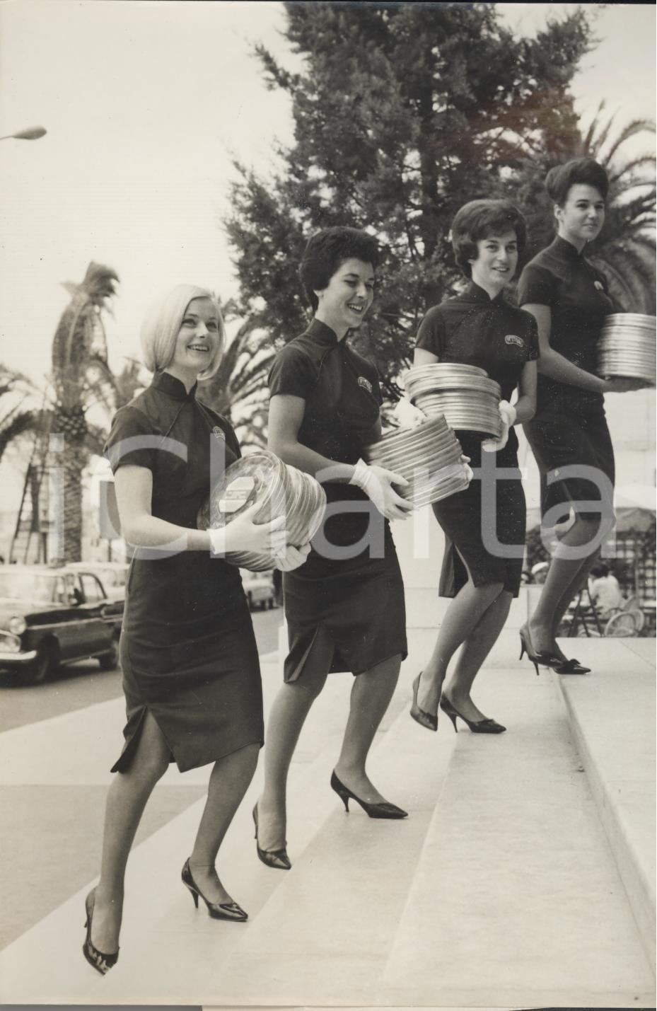 Fotografia d epoca originale 1962 FESTIVAL DE CANNES Hotesses apportent des boÃ®tes de film  Photo 13x18 cm 1