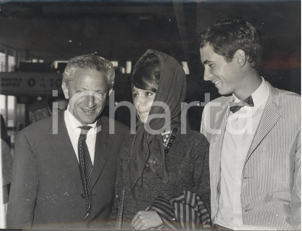 Fotografia d epoca originale 1961 PARIS ORLY ArrivÃ©e de Jules DASSIN Elizabeth ERCE Anthony PERKINS  Photo 1