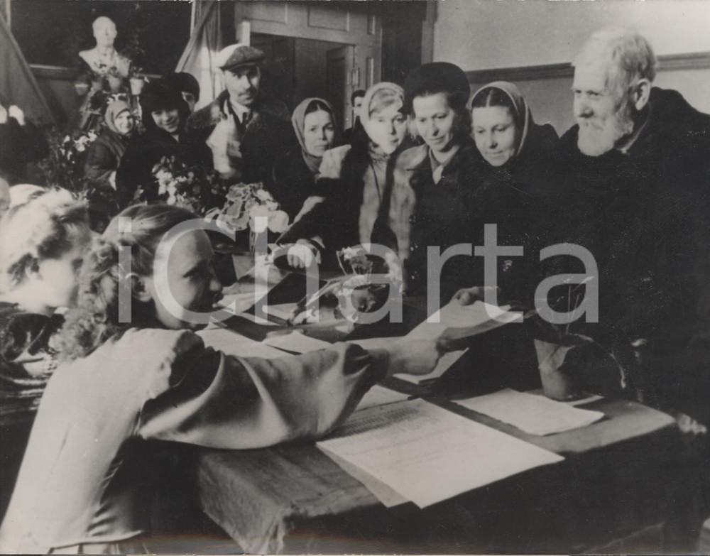 Fotografia d epoca originale 1954 ELEZIONI URSS Veterano P. E. ABROSIMOV riceve la scheda elettorale  Foto 1