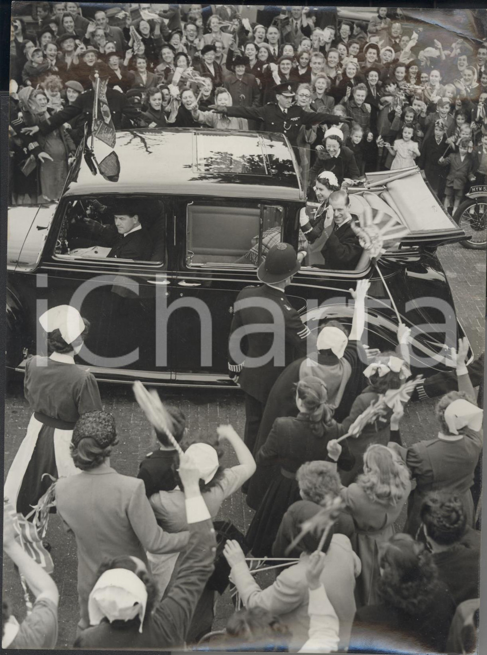 Fotografia d epoca originale 1953 LONDON Queen Elizabeth Duke of Edinburgh greet people on St. Quintin Avenue 1