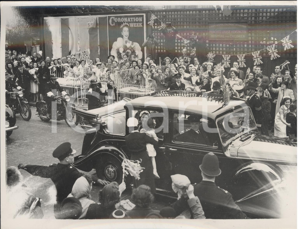 Fotografia d epoca originale 1953 LONDON Flowers to Queen Elizabeth from a Princess Louise Hospital s patient 1