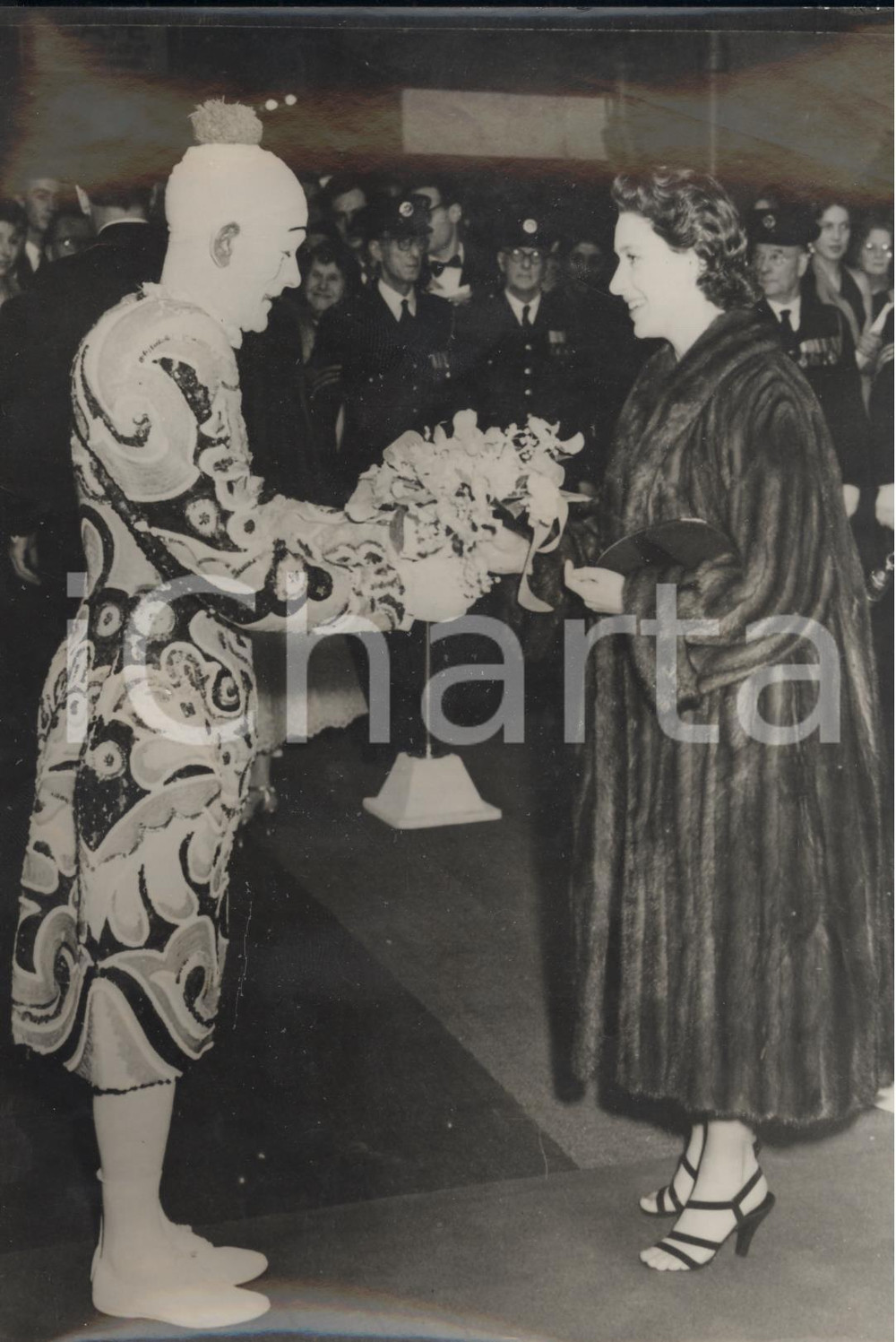 Fotografia d epoca originale 1955 LONDON Betram Mills  Princess Margaret receiving bouquet from clown HUXTER 1