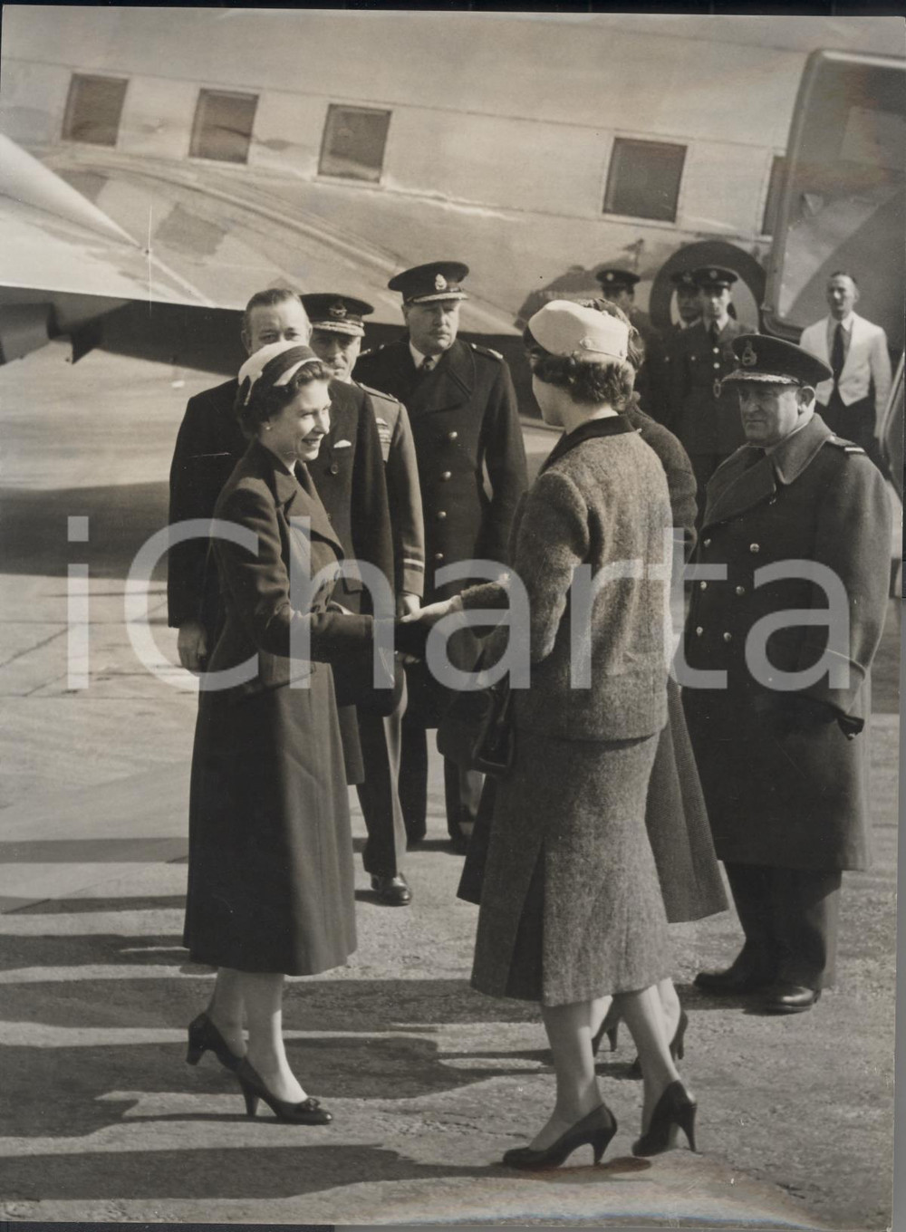 Fotografia d epoca originale 1956 LONDON Airport  Queen Elizabeth handshaking Princess Alexandra PHOTO 15x20 1