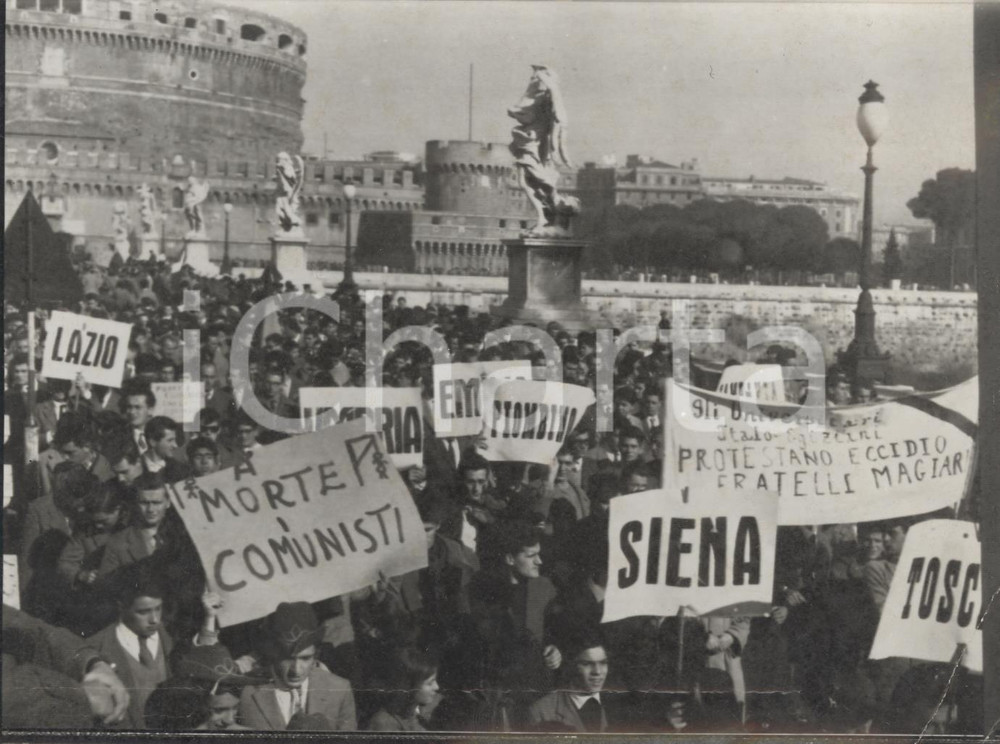 Fotografia d epoca originale 1956 ROMA Castel Sant Angelo  Marcia studentesca a favore dell Ungheria Foto 1