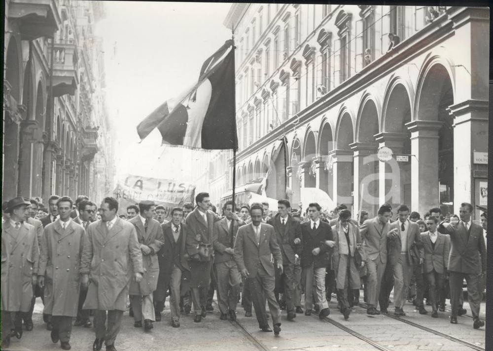 Fotografia d epoca originale 1956 BOLOGNA Manifestazione studentesca a sostegno della Rivoluzione Ungherese 1