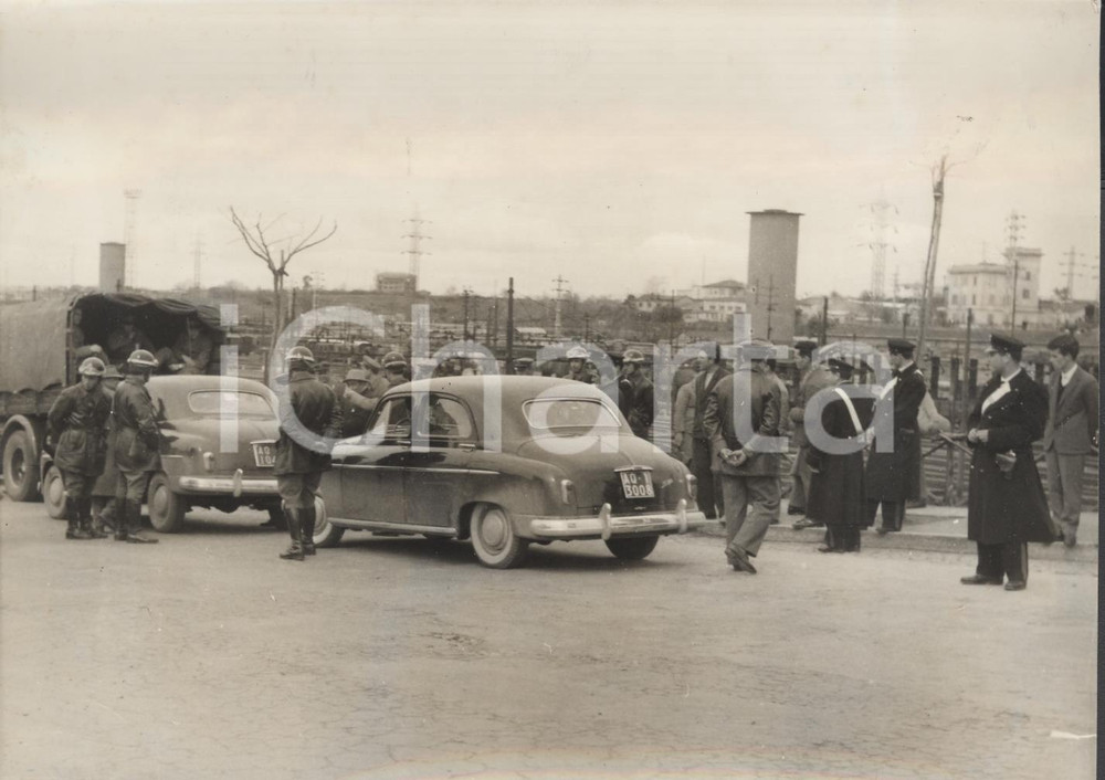 Fotografia d epoca originale 1957 ROMA  Jamm  mÃ²  Cittadini di Sulmona protestano contro le autoritÃ  Foto 1