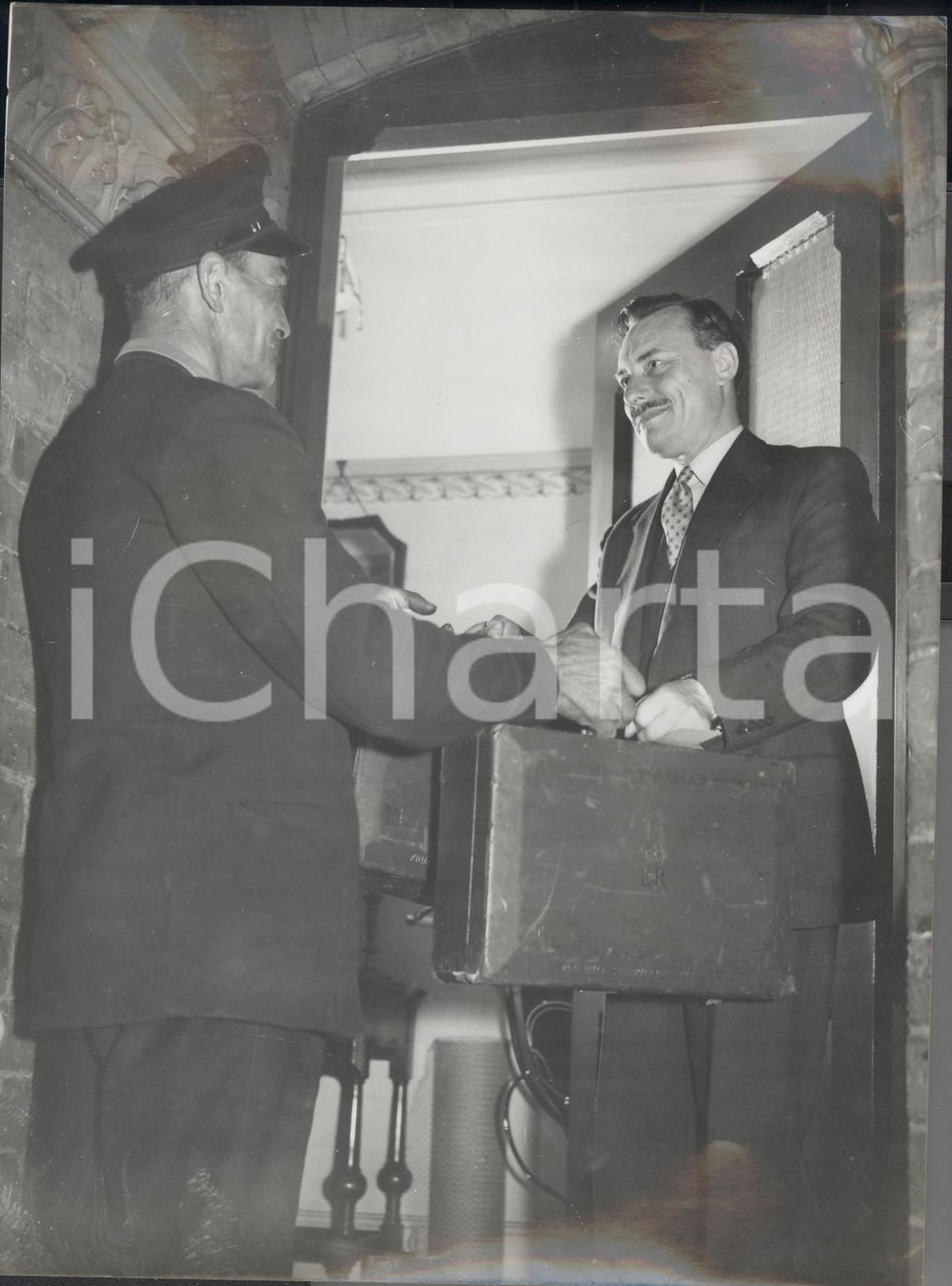 Fotografia d epoca originale 1957 WOLVERHAMPTON Enoch POWELL receiving briefcase bag on his doorstep Photo 1