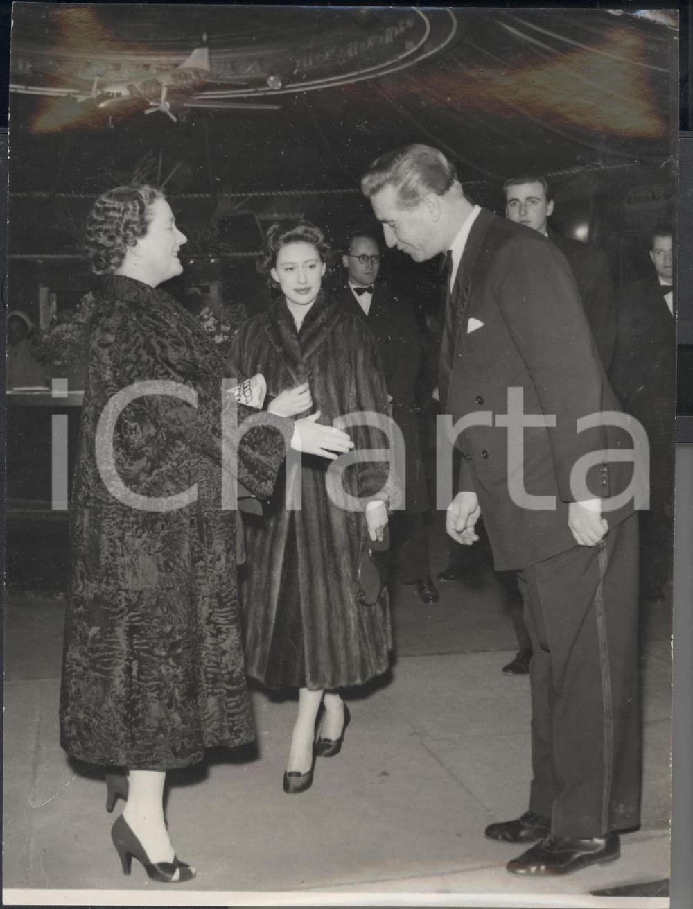 Fotografia d epoca originale 1956 LONDON Queen Mother leaving Casino after seeing Cinerama Holyday Photo 1