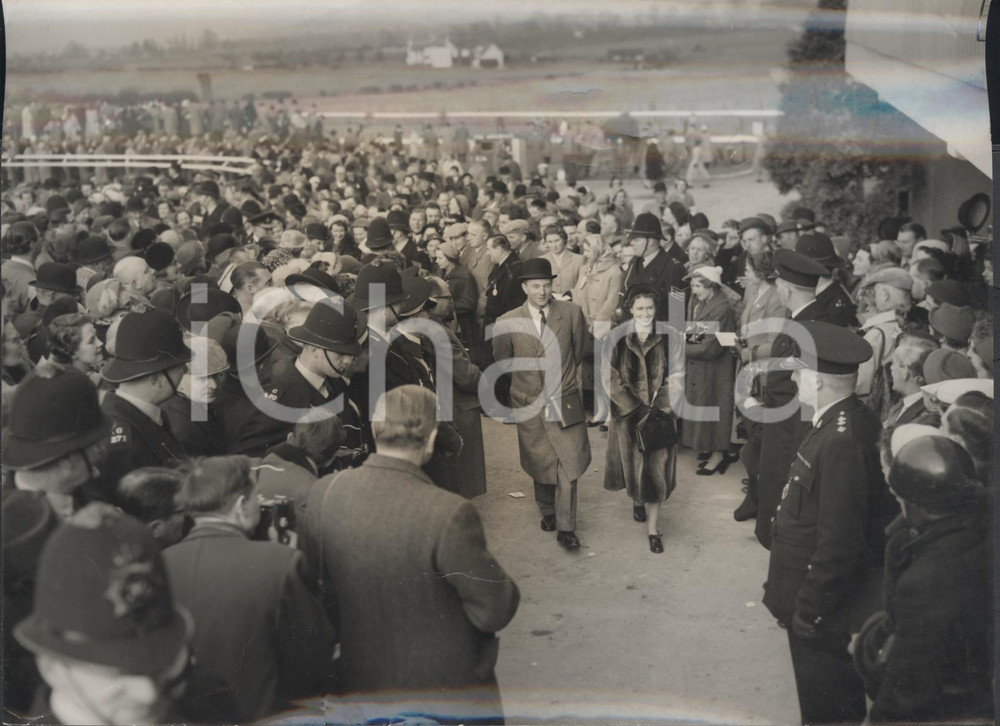 Fotografia d epoca originale 1956 CHELTENHAM Queen Elizabeth walking to the paddock at National Hunt meeting 1