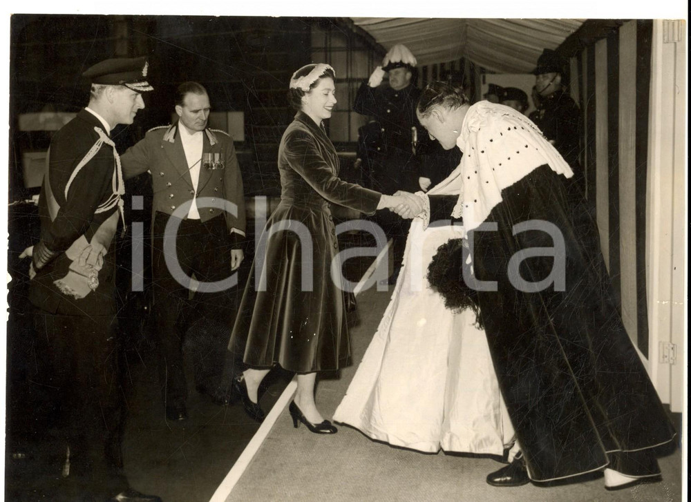 Fotografia d epoca originale 1956 LONDON Guildhall Mayor Cuthbert ACKROYD welcomes Queen Elizabeth Photo 1