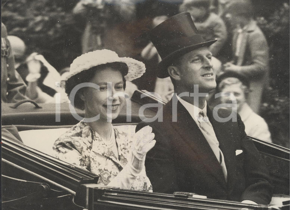 Fotografia d epoca originale 1956 ROYAL ASCOT  Queen Elizabeth Duke of Edinburgh arriving in an open landau 1