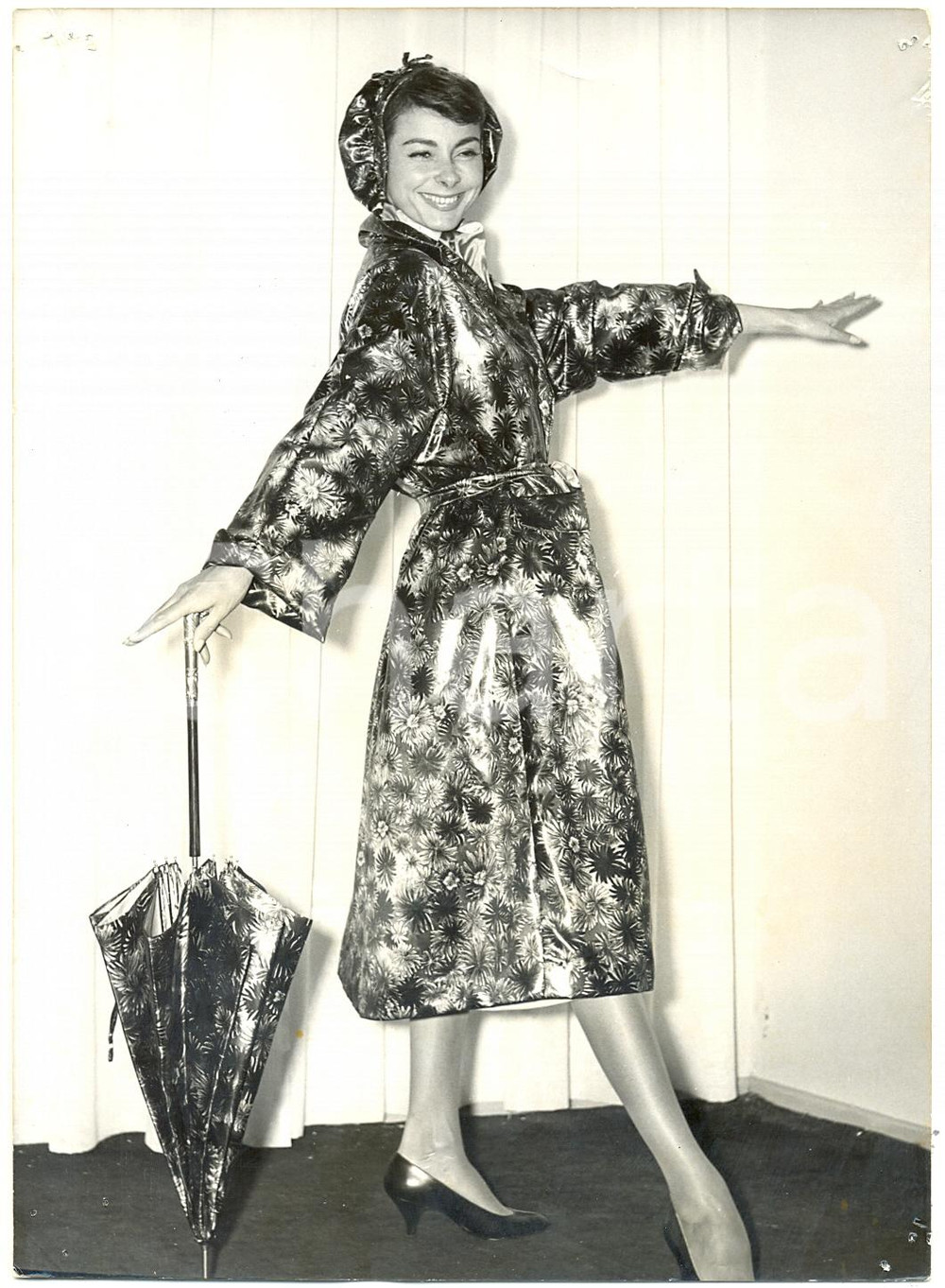 Fotografia d epoca originale 1957 PARIS MODE Mannequin FABIENNE avec impermÃ©able HENRY A LA PENSEE  Photo 1