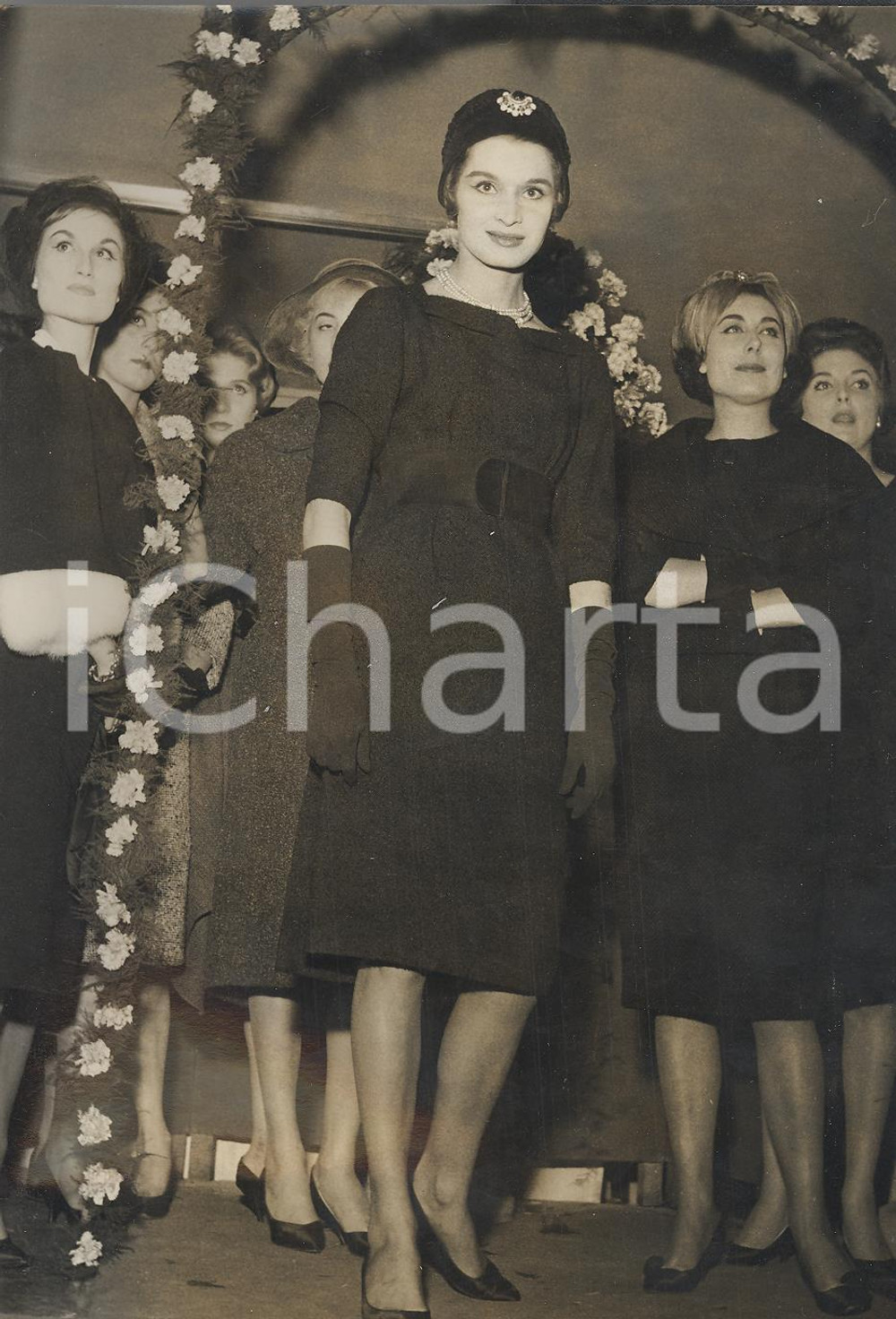 Fotografia d epoca originale 1958 SAINT VINCENT Maria Grazia CERVAROLI si aggiudica l abito d oro Foto 1