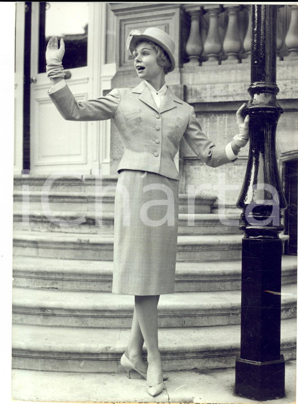 Fotografia d epoca originale 1959 PARIS Model wears Fontainbleau tailleur by MANGUIN springsummer collection 1