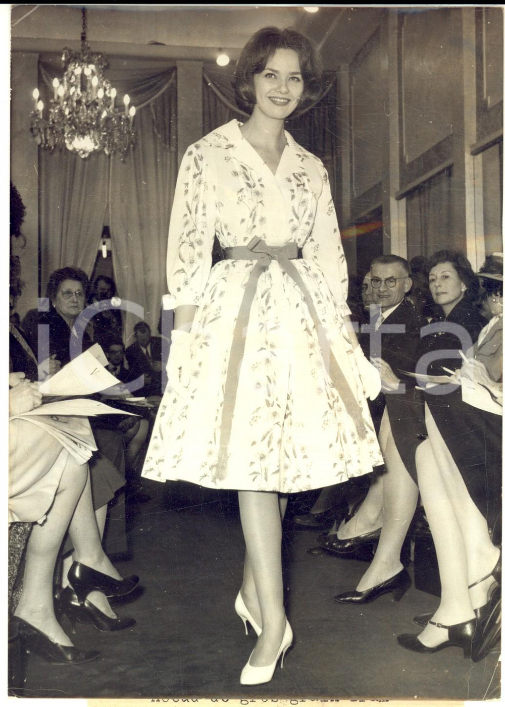 Fotografia d epoca originale 1959 PARIS Model wears Madame De Crecy dress by VIRGINIE s collection Photo 1