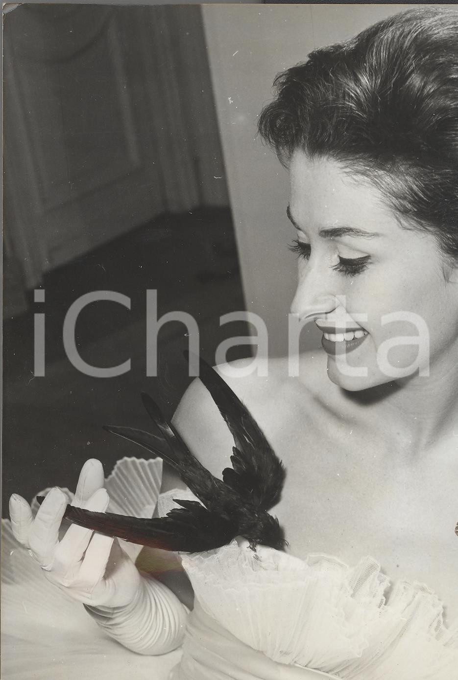 Fotografia d epoca originale 1959 PARIS Model showing attractive accessory designed by Pierre BALMAIN Photo 1